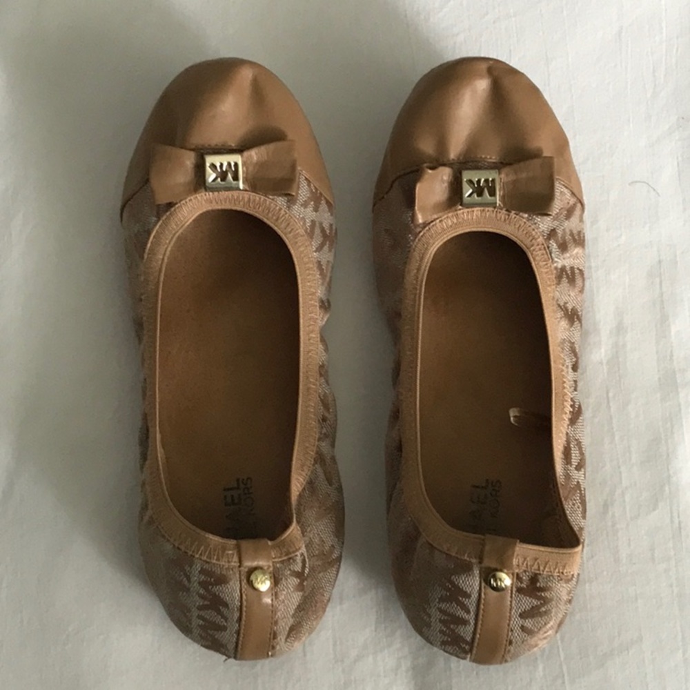 Micheal Kors Girls Tan Flats with Logo  Size 5